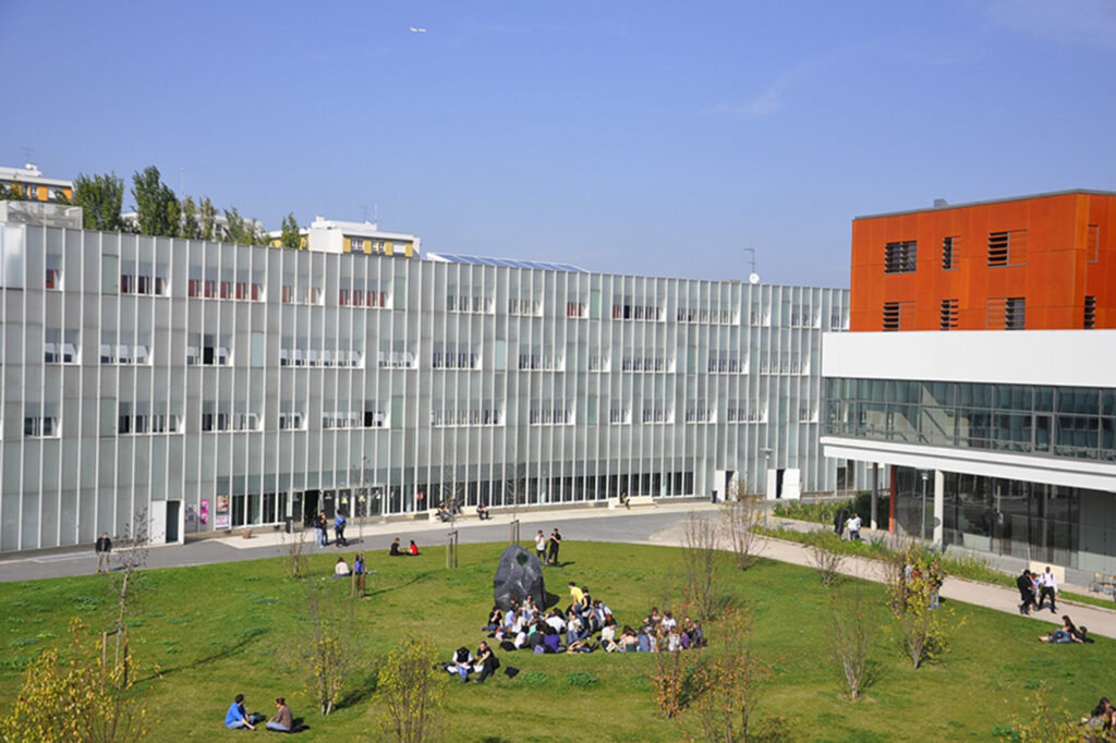 The Paris 8 University Library has chosen the Dune chaise longue for its relaxation spaces.