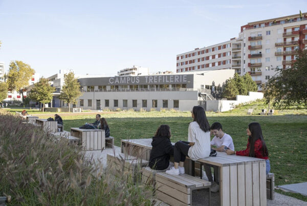 La Library Tréfilerie of Jean Monnet University ha elegido la chaise longue Dune de C.O.D.E. para sus espacios de relax.